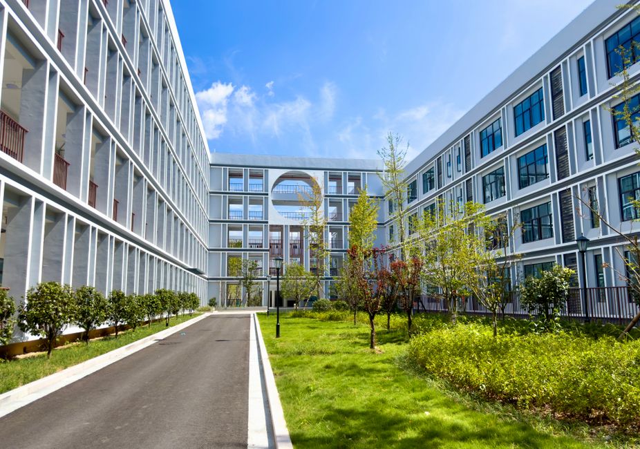 大学宿舍与校外公寓对比示意图
