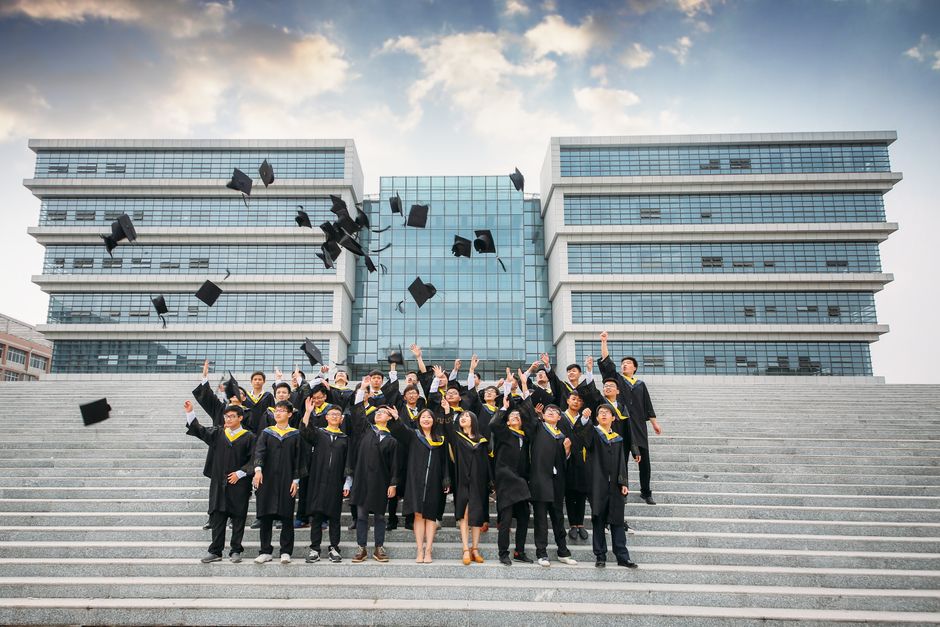 奖学金申请流程图，展示从提交材料到发放的节点