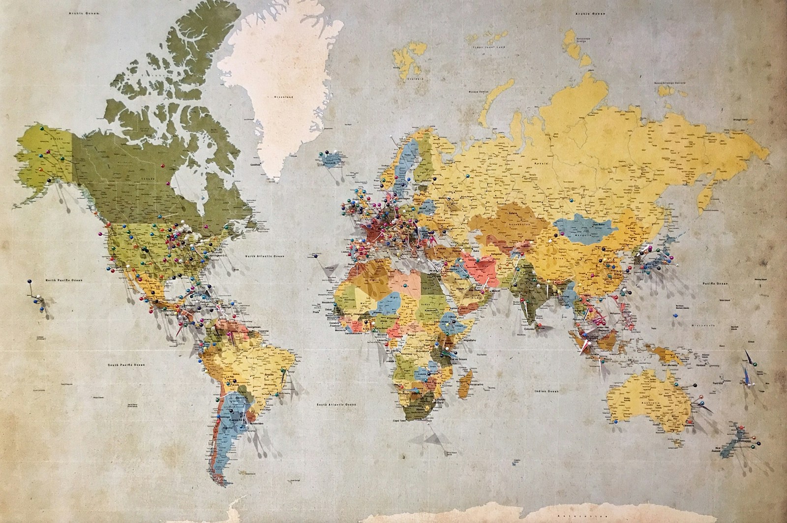 展开的世界地图与旅行规划场景，象征留学国家比较